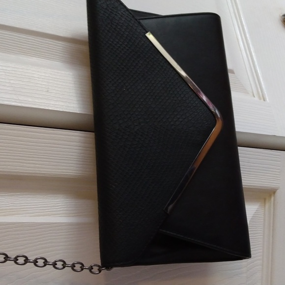 Aldo women's black faux leather envelope size with long chain purse - Picture 4 of 16